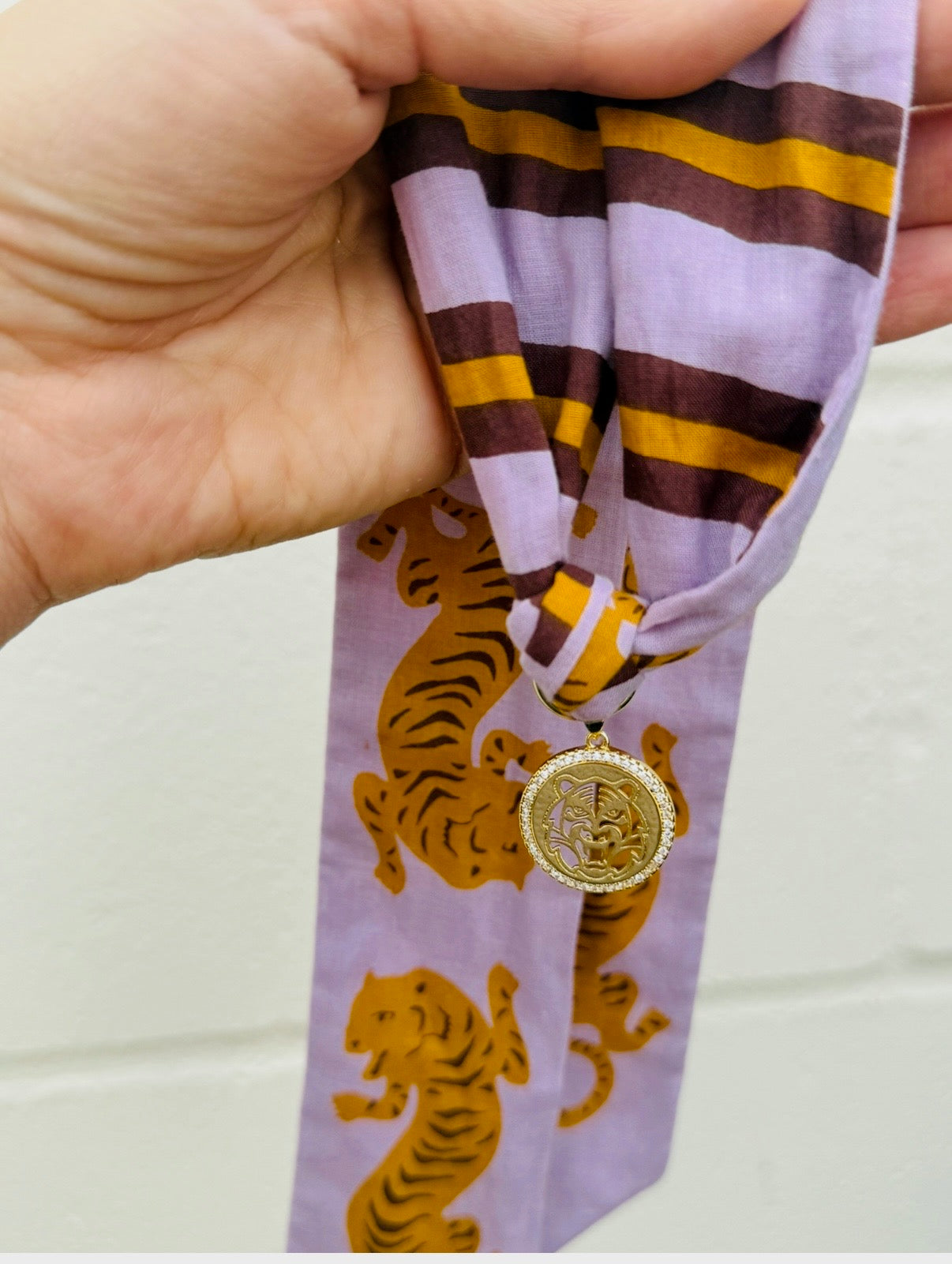 AI TIGER SCARF NCKLCE